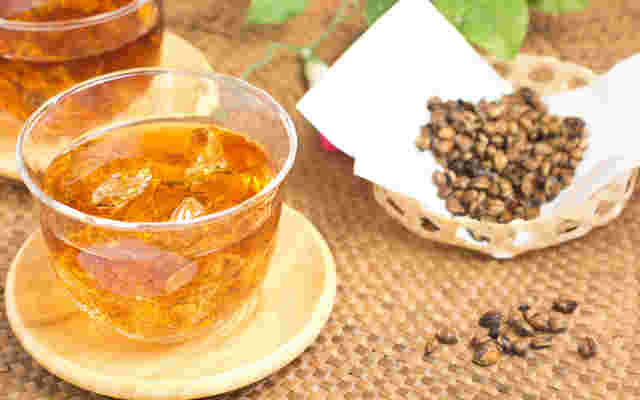 麦と小さめのグラスに入った麦茶
