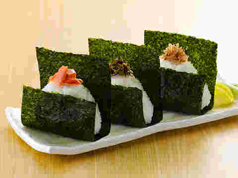 海苔に巻かれた美味しそうなおにぎり