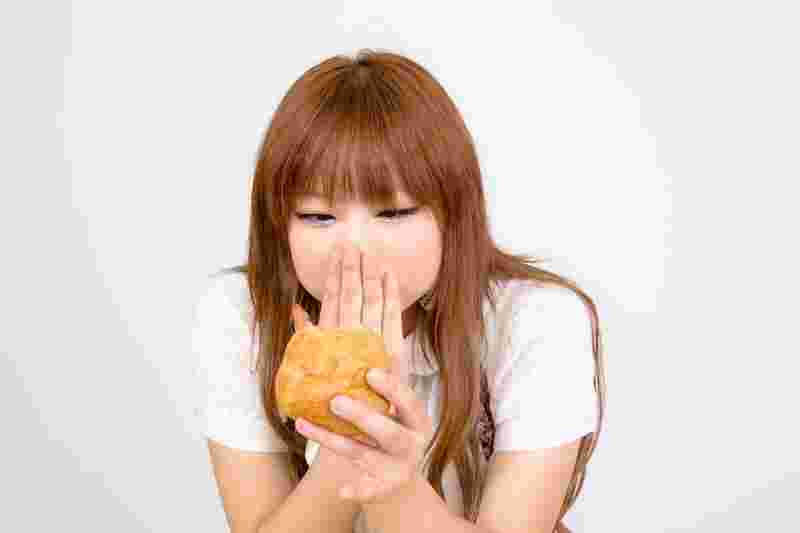 食べすぎないよう気にしている女性
