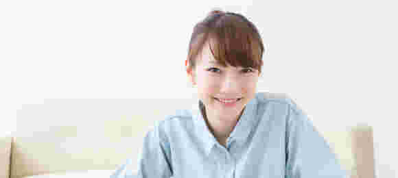 微笑みを浮かべる女性