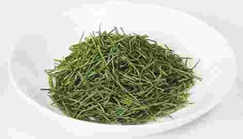 皿に乗っているスギナ茶の茶葉