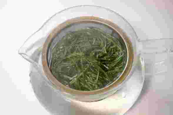 急須に入ったスギナ茶の茶葉