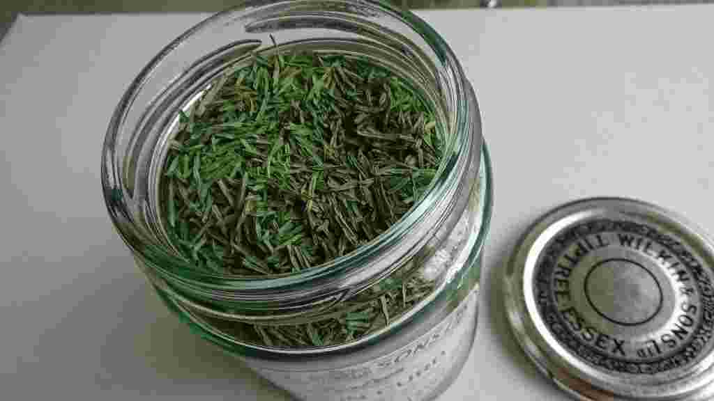 瓶に詰められたスギナ茶の茶葉