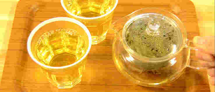カップに入ったスギナ茶
