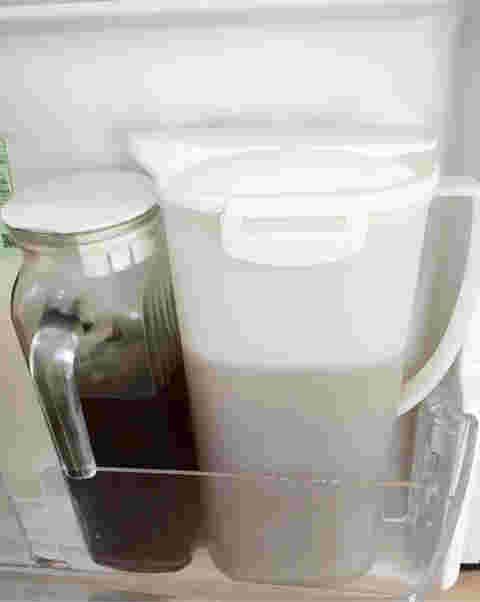 冷蔵庫のドアポケットの麦茶