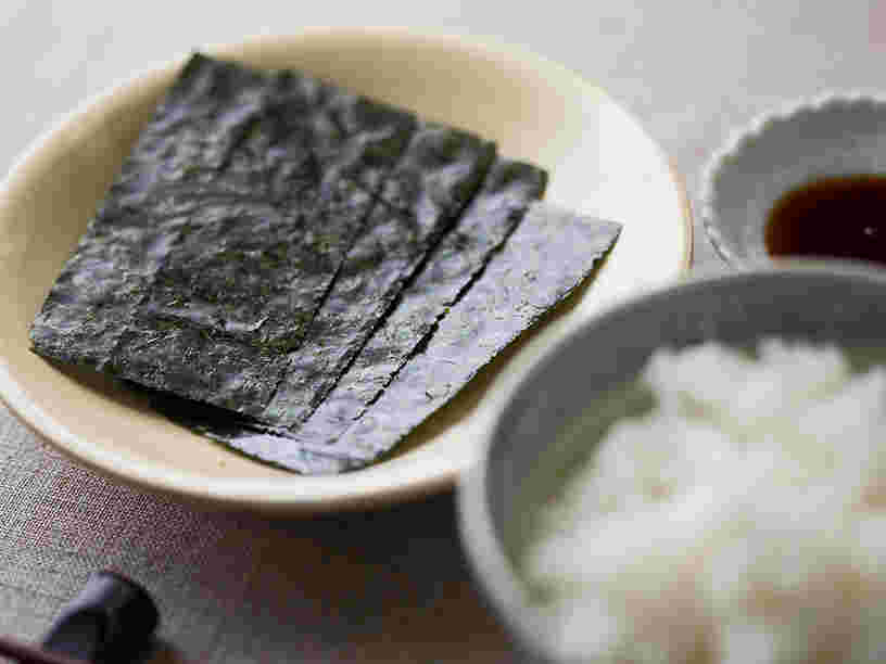 食卓に並んだ海苔とご飯