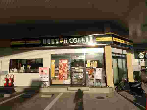 ガソリンスタンド併設のドトールの店舗の写真