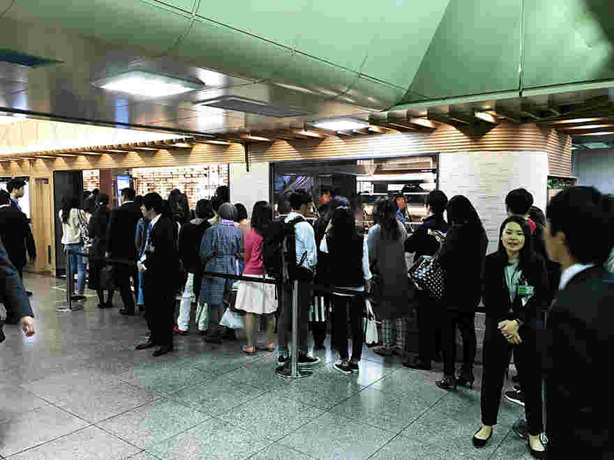 プレスバターサンド東京駅店の行列の様子