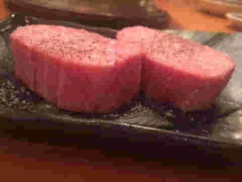 焼肉しみずの看板メニュー、厚切り牛タン