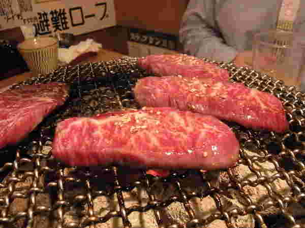 焼肉しみずで、上ハラミを焼いているところ