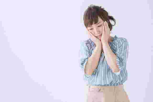 ダイエットに失敗してがっかりしている女性