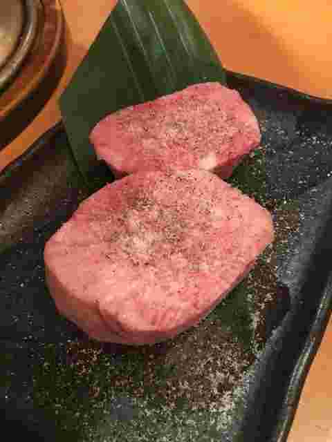 焼肉しみずの厚切り牛タンを縦長に撮った、焼く前