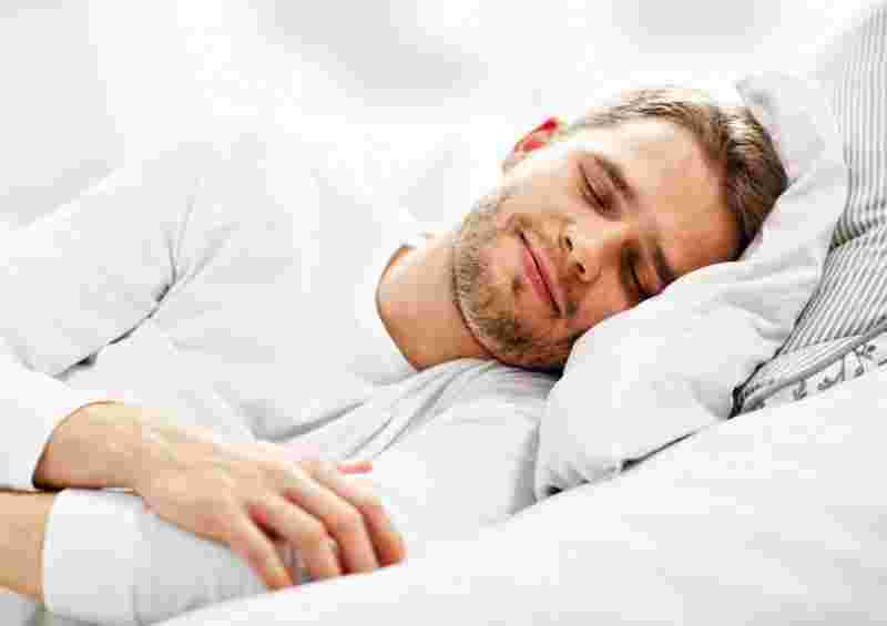 眠っている男性