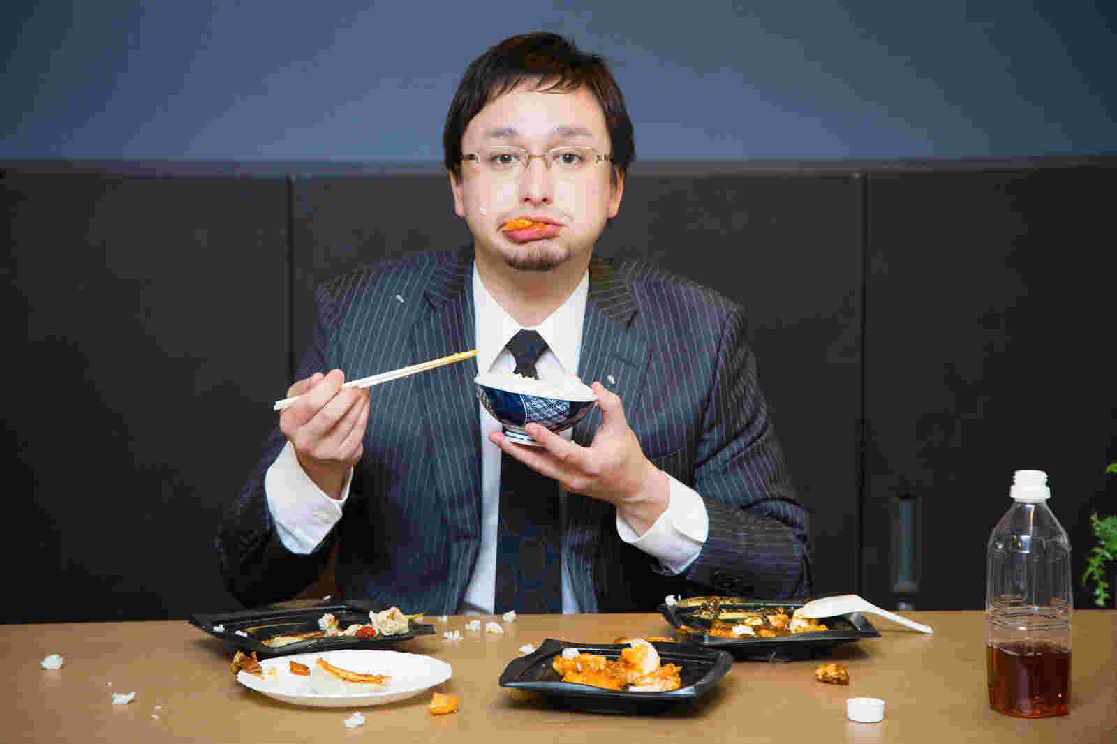 ご飯を食べて散らかす