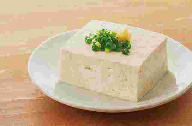 ネギと生姜をのせた豆腐