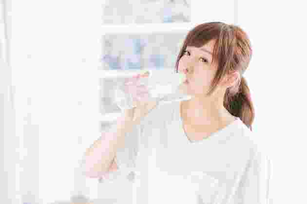 水を飲んでいる女性