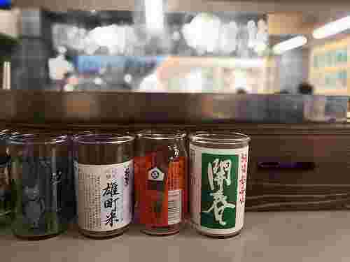 カウンターに並ぶカップ酒