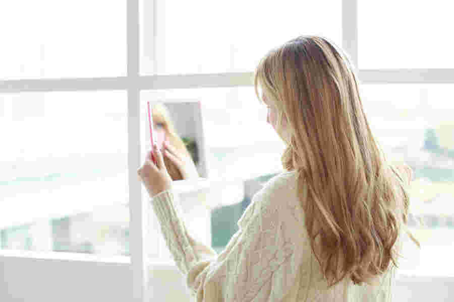鏡を見ている外国人女性