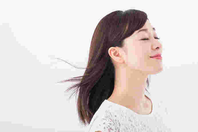 顔を横に向け目をつぶっている女性