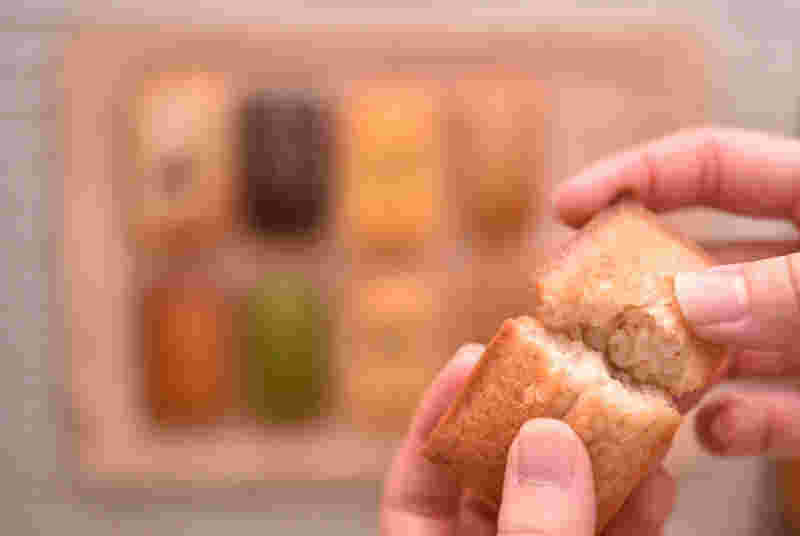 フィナンシェを食べ比べる女性