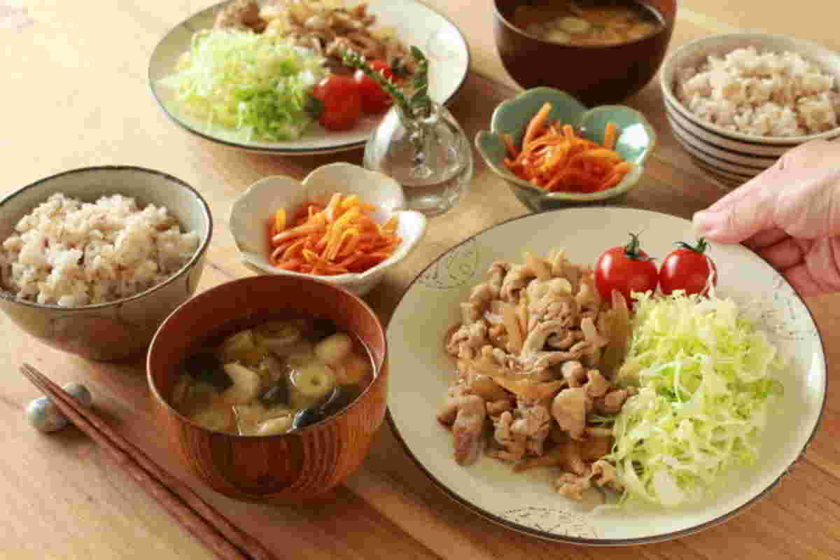 食卓に並べられる美味しそうなごはん