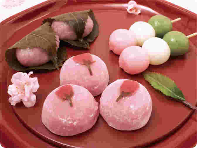 おぼんにのったたくさんの和菓子