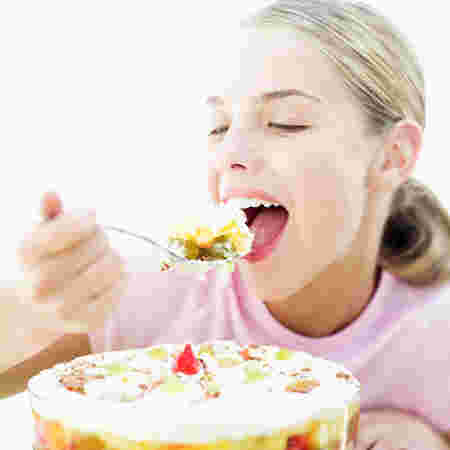 ケーキを食べようとしている女性