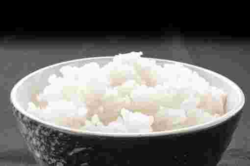 茶碗に盛られた炊き立てご飯