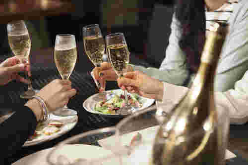 食事しながらシャンパンを飲む様子