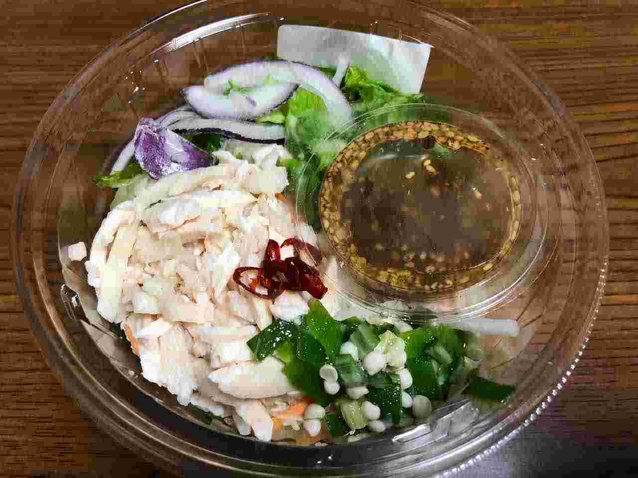 セブンイレブンの蒸し鶏とオクラのこんにゃく麺サラダ