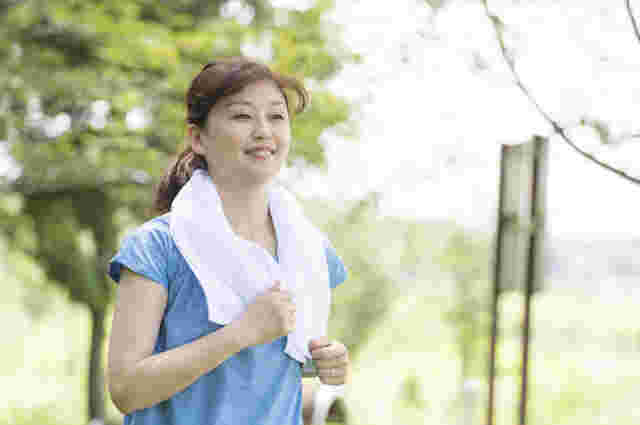 運動に励む女性