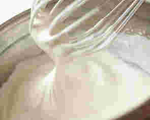生クリームを泡立てている様子