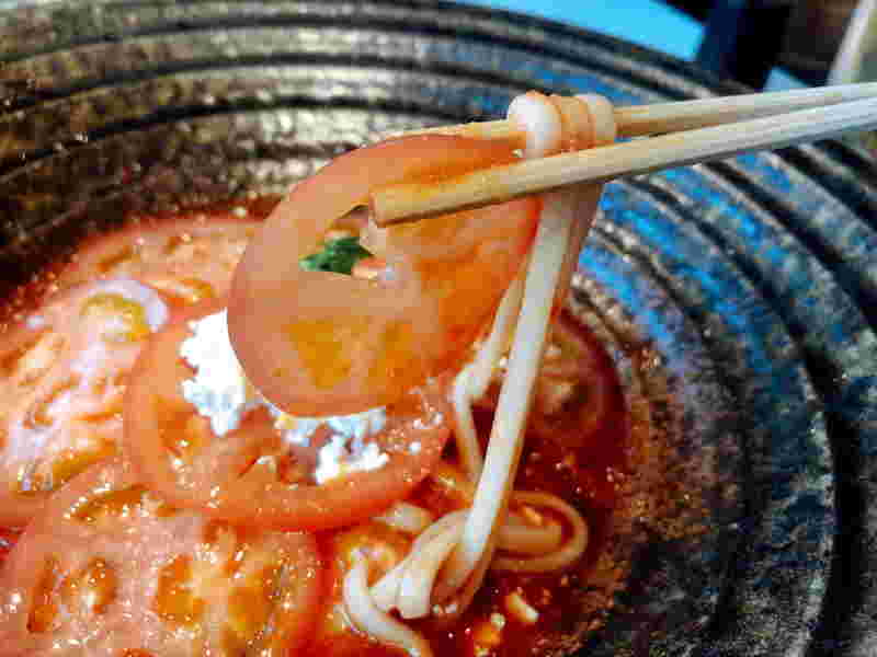つるとんたんの大きな器に入った冷製 夏トマトとカッテージチーズのおうどん