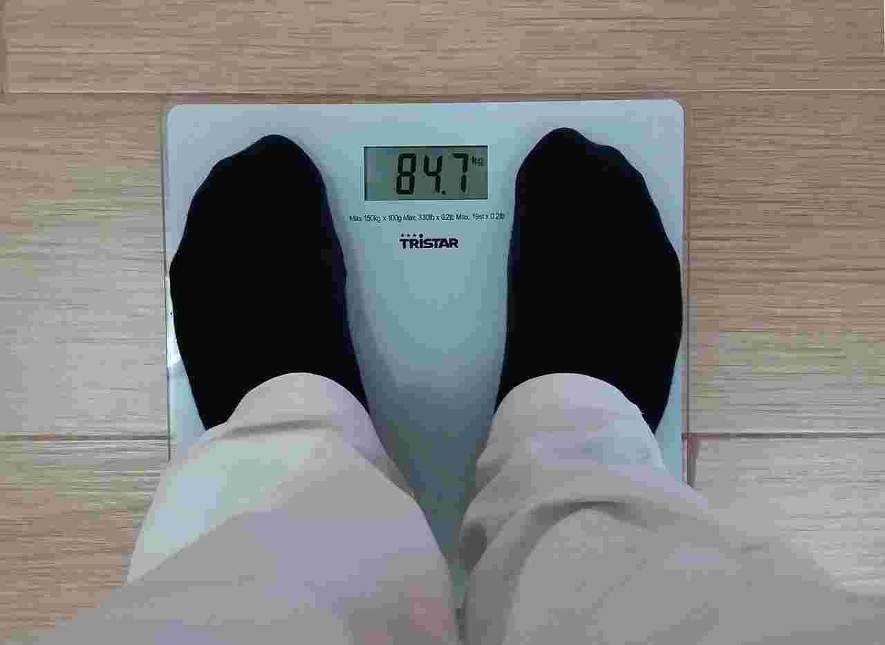 体重計で体重をはかっている様子