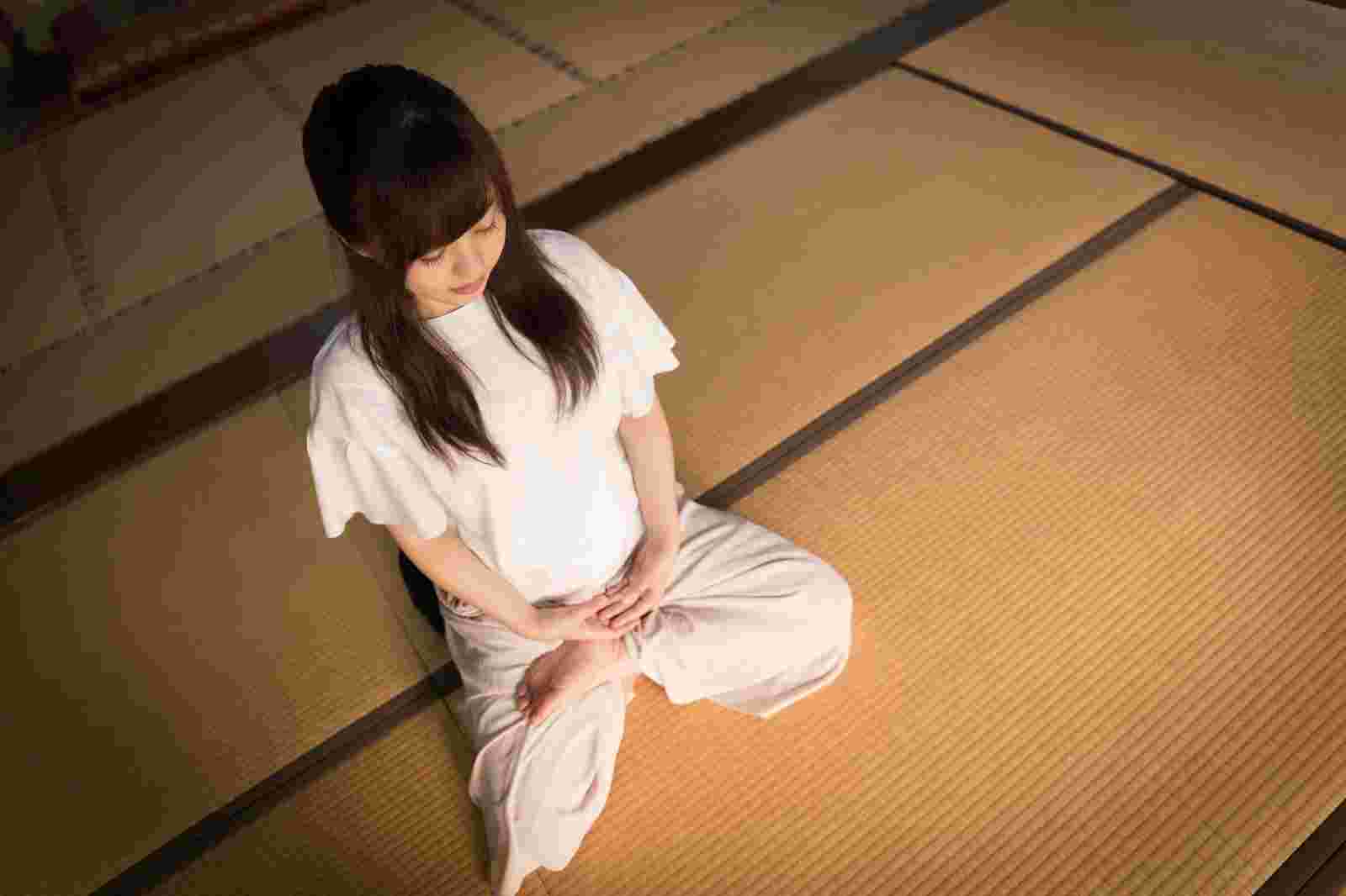 座禅で精神を落ち着ける女性