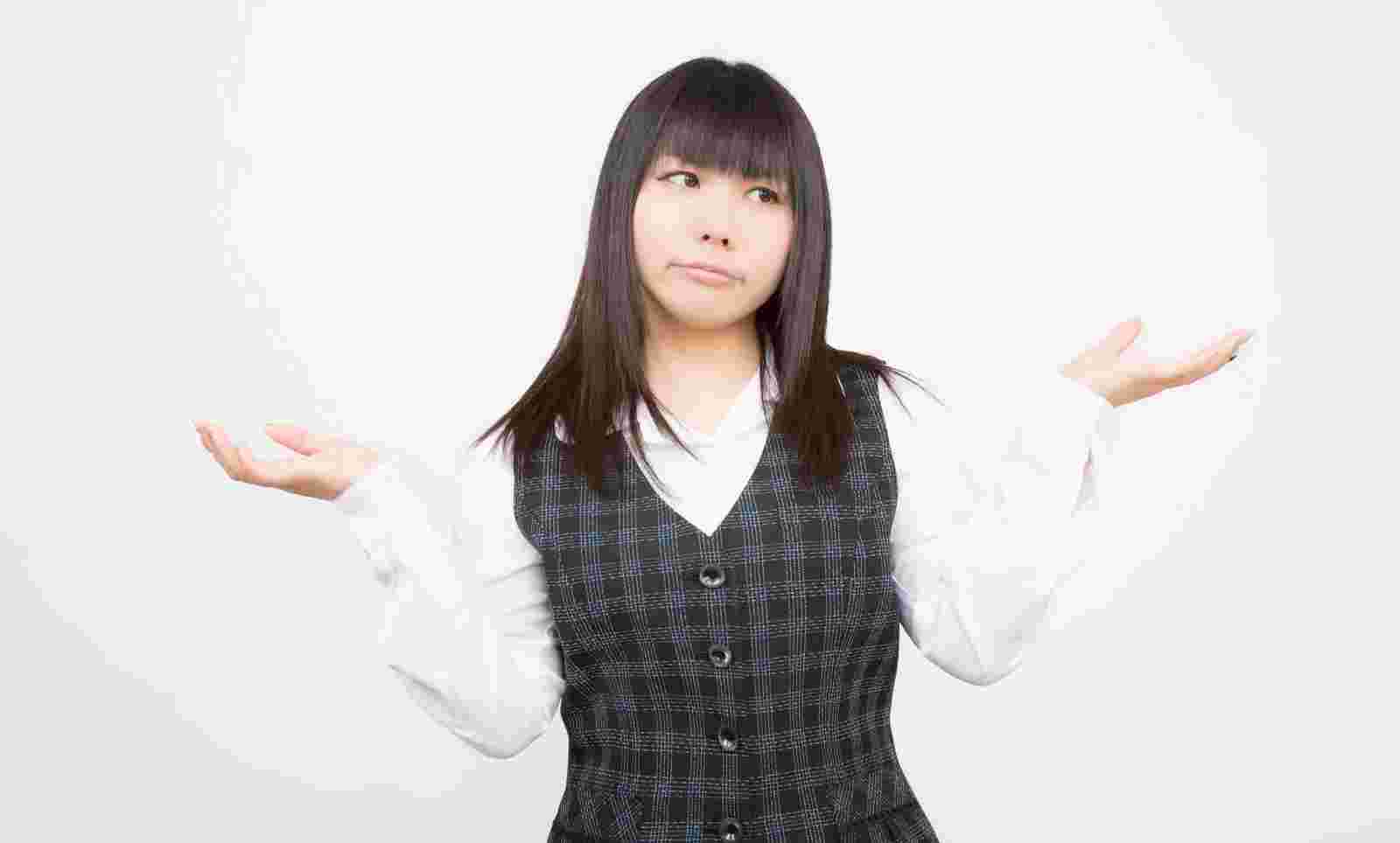 信憑性のなさに不安感を示す女性