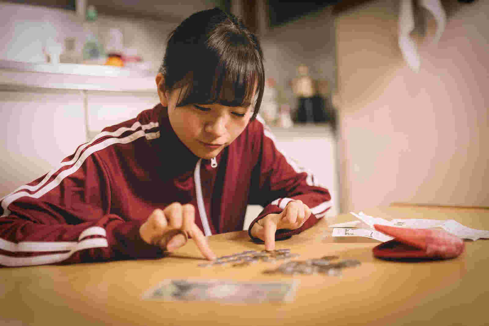 お金を数える女性