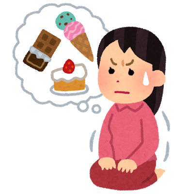 お菓子を食べるのを我慢する女性