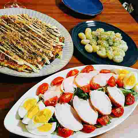 業務スーパーのスモークチキンを使ったサラダとお好み焼きとニョッキの写真