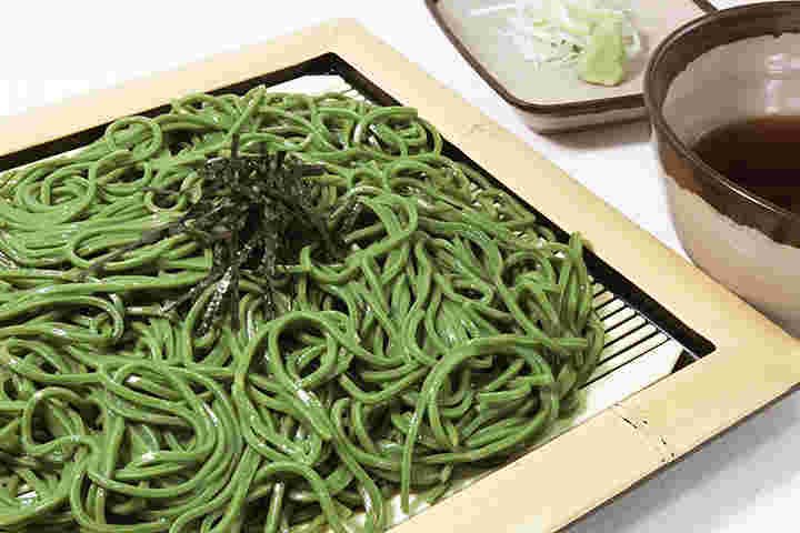 鮮やかな茶そば