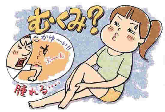 むくんでいる脚をマッサージしている女性