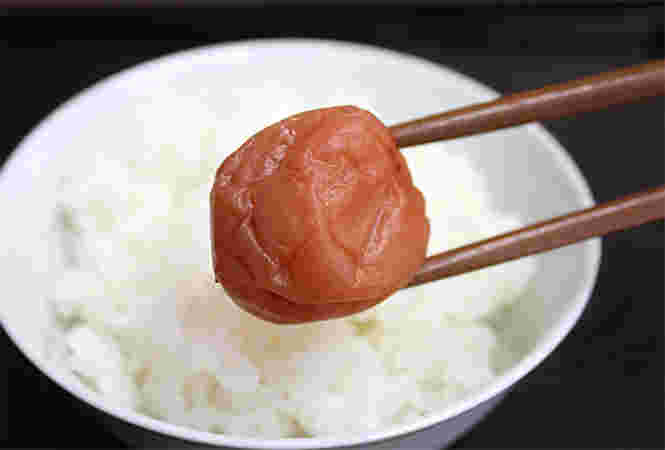 ご飯と梅干しの写真