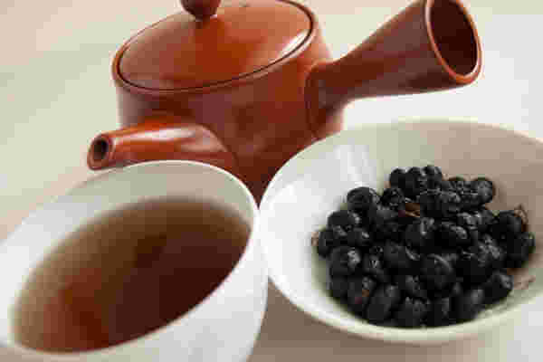 黒豆茶と黒豆が並んでいる