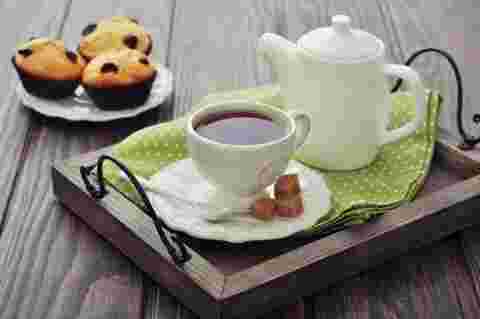 カフェインレスの黒豆茶とカップケーキ