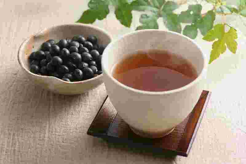 皿に盛られた黒豆と黒豆茶