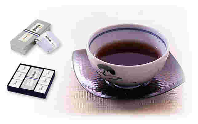 黒豆茶と黒豆茶の袋が机の上に乗っている