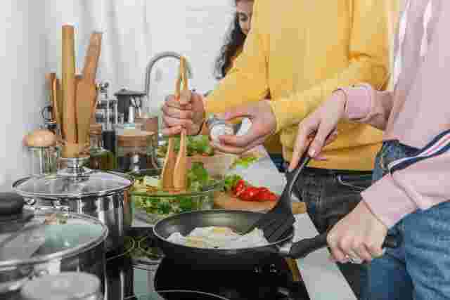 料理をする数人の女性