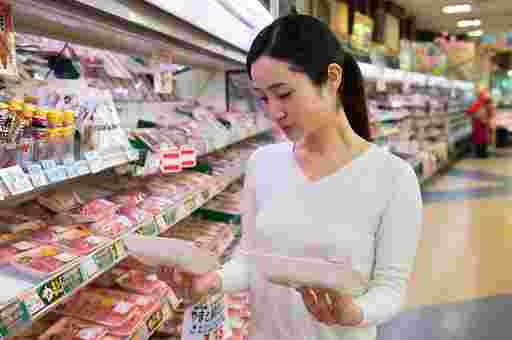 食品の安全を確認する女性