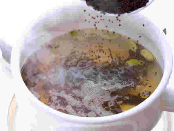 お湯が茶色になって茶葉を加えるところ