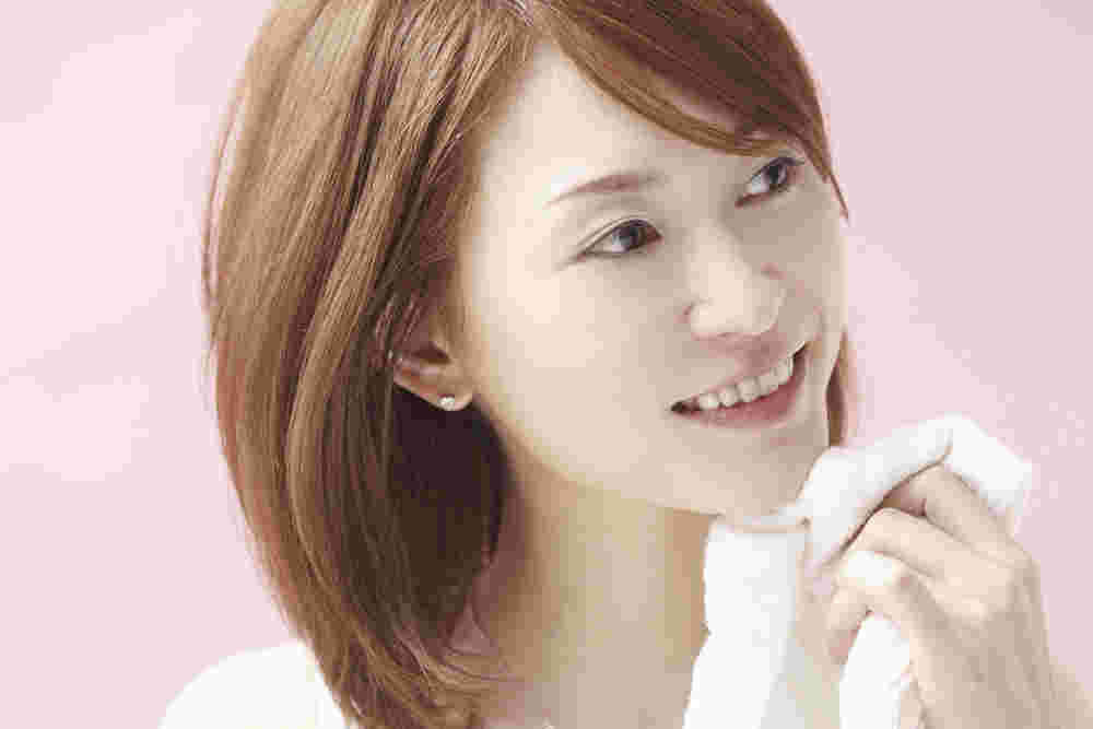 汗ばむ女性